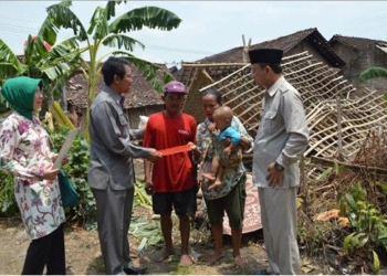 Bupati Serahkan Bantuan Kepada Korban Puting Beliung