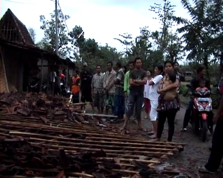 Angin Puting Beliung Terjang Ratusan Rumah di Ngawi 