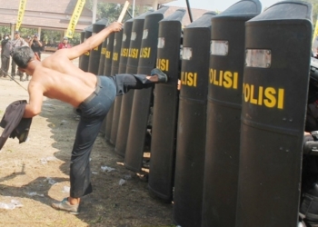 Polres Ngawi Bubarkan Pendemo Anarkis