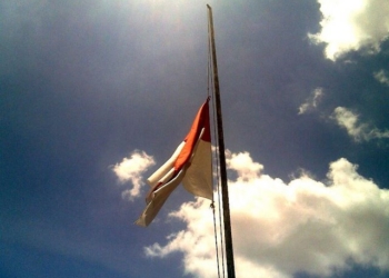 Presidenku, Ajari Aku Menaikkan Bendera Setengah Tiang!