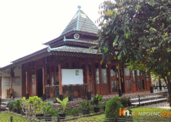 Ornamen Kayu Megahkan Masjid Al Qoshosh 77