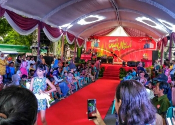 Lomba Fashion Show Anak Ramaikan Festival Kuliner Khas Ngawi 2017