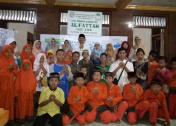 Usai Berbagi, Ony Anwar Pimpin Tarawih di Mushola Al Fattah Kersikan