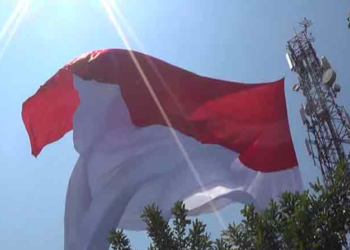 Bendera Merah Putih Raksasa Berkibar di Ngawi