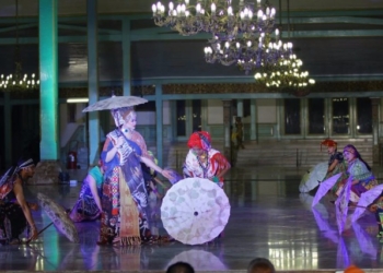 Riding The Wave Dian Oerip di Umbrella Fashion Indonesia 2017