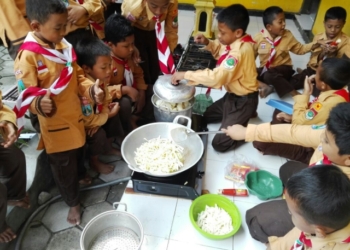 SDIT Imam Syafii Karangjati Rangsang Anak Didik Dengan Program Cooking