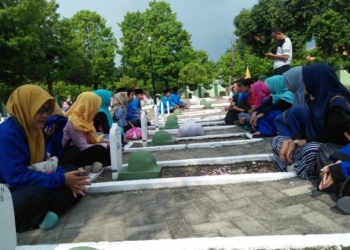 Peringati Hari Pahlawan, PMII Ngawi Gelar Istighosah dan Tabur Bunga