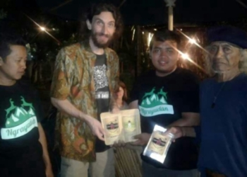 Pokdarwis Ngrayudan Hadiahkan Kopi Oengkoel Kepada John dan Gin untuk Dibawa ke London