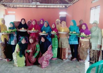 Ibu – Ibu Warga Desa Banyubiru Ikuti Lomba Pembuatan Nasi Kuning dan Wiru Jarik