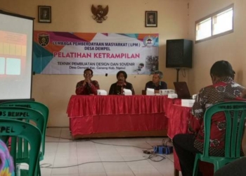Pelatihan Keterampilan Tenik Pembuatan Desain dan Souvenir Desa Dempel