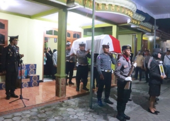 Beginilah Polres Ngawi Memberi Penghormatan Terakhir Kepada Anggota yang Meninggal