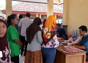 Warga Miskin Kecamatan Bringin Menerima KKS dan ATM PKH
