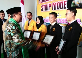 34 Mahasiswa STKIP Modern Ngawi Terima Beasiswa senilai 2 Milyar