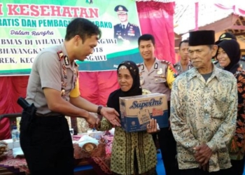Kapolres Ngawi Pimpin Kegiatan Pengobatan Gratis dan Pembagian Sembako di Desa Kerek