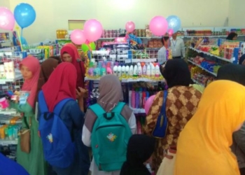 Haru Bahagia Dirasakan Para Pembeli Perdana dan Panitia Grand Opening MI UMI Mart Ngawi