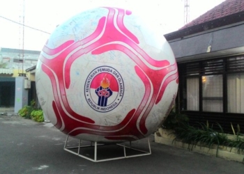 Bola Raksasa Kemenpora Terpajang di Halaman Kantor Disparpora Ngawi