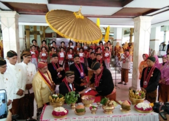 Jamasan Pusaka Tombak Kyai Singkir dan Kyai Songgolangit Kabupaten Ngawi