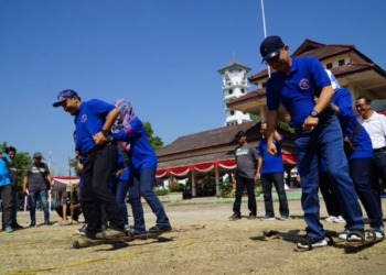 Ketika Bupati dan Wakil Bupati Ngawi Lomba Balap Bakiak