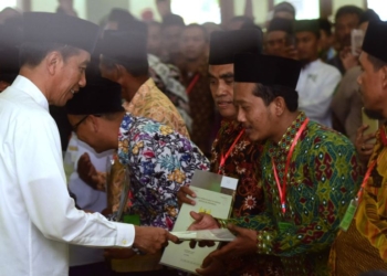 253 Sertifikat Wakaf Dibagikan Presiden Jokowi di Masjid Baiturrahman Ngawi