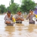 Kapolres Ngawi Terjun Langsung Bantu Korban Bencana Banjir Ngawi
