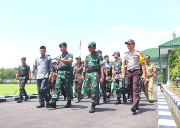 Panglima Divisi Infanteri 2 Kostrad Meninjau Pangkalan Yon Armed 12 Ngawi