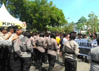 Petugas Melakukan Simulasi Sistem Pengamanan Pemilu 2019 Ngawi di Alun-Alun Merdeka