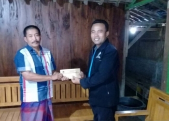 KPU Ngawi Serahkan Dana Santunan kepada Penyelenggara Pemilu yang Sakit