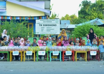Siswa TK Siwidhono Ini Berbagi Takjil Gratis dengan Penuh Semangat
