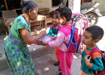 TK PKK Guyung  Ajarkan Siswanya Berbagi Kebahagiaan di Bulan Ramadhan