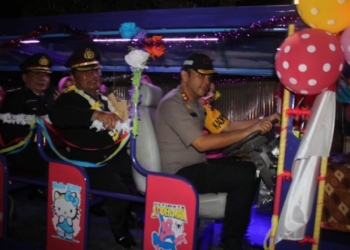 Kapolres Ngawi Jadi Sopir Kereta Mini Antarkan Para Personel yang Purna Tugas Keliling Kota