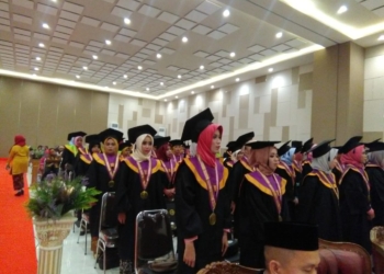 STKIP Modern Ngawi Mewisuda 181 Mahasiswa Angkatan I