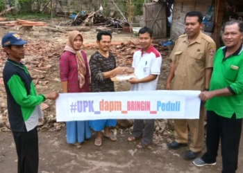 DAPM Bringin Serahkan Bantuan Uang Tunai Kepada 3 Pemilik Rumah Terdampak Puting Beliung