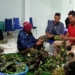 Gabungan Relawan Sine bersama Muspika Kecamatan Buatkan Masyarakat Antiseptik Berbahan Dasar Daun Sirih