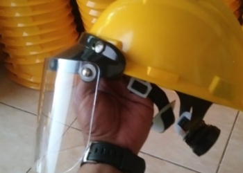 Saiful dan Wahyu Memproduksi Helm Khusus yang Bisa Digunakan sebagai APD COVID-19