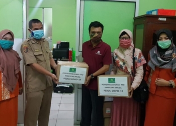 KampoengSmuda Serahkan Bantuan Hazmat dan Masker ke RSUD dr. Soeroto dan RS Widodo Ngawi