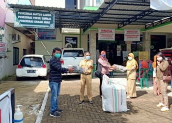 Alumni Smadangawi Serahkan 100 Hazmat kepada Tenaga Medis di Puskesmas Ngawi