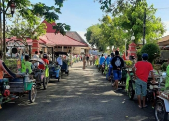 Ratusan Tukang Becak Ngawi Terdampak COVID-19 Menerima Bantuan Paket Sembako
