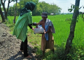 Alumni Espero 99 Bagikan Paket Sembako kepada Warga Ngawi Terdampak COVID-19