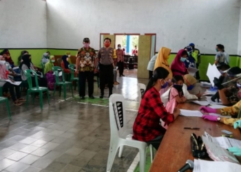Ratusan Warga Desa Jogorogo Menerima Bantuan Pangan Non Tunai dari Kemensos