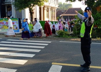 FOTO : Polisi Ngawi Bertugas Di Sejumlah Lokasi Pelaksanaan Salat Idul Fitri 1441 H