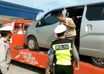 Polres Ngawi Amankan Truk Derek yang Membawa Nissan Evalia Berisi 8 Pemudik dari Jakarta