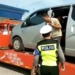 Polres Ngawi Amankan Truk Derek yang Membawa Nissan Evalia Berisi 8 Pemudik dari Jakarta