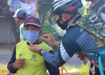Angicipi Cycling Club Gelar Aksi Sosial Bagikan Masker Gratis kepada Masyarakat Ngawi