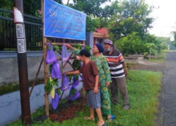 Setiap Hari 20 Paket Sayuran, Keluarga Besar SMK KP 1 Paron Berbagi di Saat Pandemi