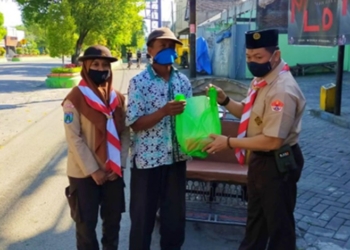 Pramuka Saka Wira Kartika Kodim 0805 Ngawi Berbagi Paket Sembako kepada Masyarakat Terdampak COVID-19