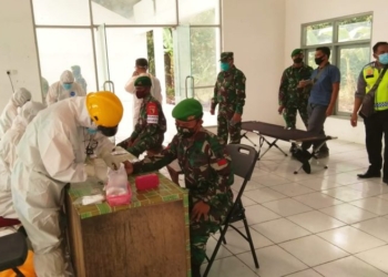 Puluhan Petugas Gabungan di Posko Check Point Mantingan Jalani Rapid Test