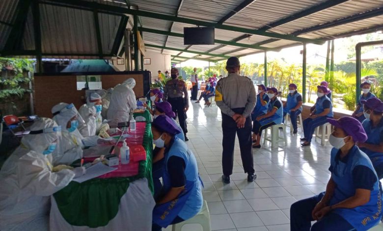 895 Karyawan PT Dewi Murni Abadi Karangjati Ikuti Rapid Test Massal
