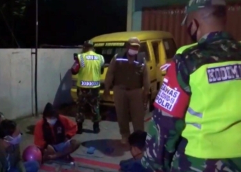 Petugas Gabungan Melakukan Razia di  Beberapa PKL, Ingatkan Protokol Kesehatan Pencegahan COVID-19