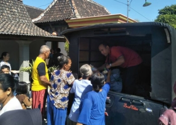 Keliling Lima Desa, SMK KP 1 Paron Bagikan 200 Paket Sayuran
