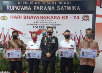 FOTO : Penyerahan SIM Gratis oleh Kasat Lantas Polres Ngawi kepada Pemohon yang Lahir 1 Juli